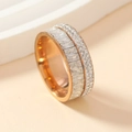 Luxuriöser Ring in Roségold mit Baguette- und Rundschliff-Zirkonia-Kristallen - US 6 / Roségold
