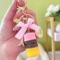 Süßer Macaron-Kuchen-Schlüsselanhänger mit rosa Schleife und goldenem Eiffelturm-Anhänger - Pink Coffee Yellow