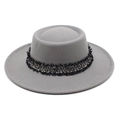 Detalle de sombrero de lana gris con banda decorativa trenzada en negro y plata - M (56-58cm) / Gris claro