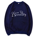 Sweat à col rond bleu marine avec inscription Wine Tasting Is My Favorite Sport en taille M - S / Bleu marine