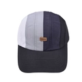 Dettaglio del cappellino da baseball multicolore con una toppa logo in pelle marrone di lusso - Taglia Unica(Regolabile) / Nero Bianco Grigio Multicolore