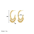 Gouden C-vormige oorringen met metalen ballen, afmetingen 33mm bij 24mm groot - Goud