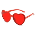 Stijlvolle hartvormige zonnebril met rood montuur en UV-beschermende glazen - Rood Frame Rode Lenzen