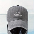 Detalle del bordado blanco in my ERAS era en la gorra de algodón gris oscuro - Gris