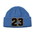 Detalle del gorro de punto acanalado azul con parche del número 23 y tejido grueso - Sombrero Azul Claro - Letras Negro/Oro