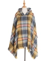 Poncho in maglia con cappuccio a quadri gialli e blu con frange su un manichino - Giallo misto