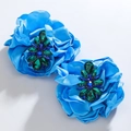 Primer plano de aretes de flor de tela azul real con pedrería esmeralda y azul - Estilo 3 (Azul Real)