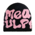 Detalle del gorro de punto negro peludo con letras mea culpa en rosa y textura suave - Negro con letras rosas