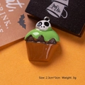 Vista macro di ciondolo cupcake di Halloween in resina con teschio e glassa verde - Gelato Scheletro Marrone