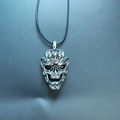 Vintage hip-hop schedelhanger voor heren met zwart koordketting op grijze achtergrond - Schedel + Leren Koord