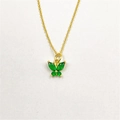 Détail du pendentif papillon doré avec des pierres de zircon vert serties avec soin - Collier Avec Pendentif / Vert