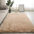 Tappeto rettangolare in peluche beige su parquet chiaro in soggiorno moderno - Cammello Leggero (peluche Lungo) / Dimensioni Personalizzate (Contattare il Servizio)