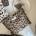 Flachbild von Vintage-Kosmetiktasche aus Cord mit Leopardenmuster und Markenetikett - Brauner Leopard