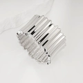 Bracelet manchette large plissé argenté moderne avec finition miroir pour femme - Style à texture plissée verticale (SL330) / Argent