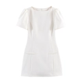 Dettaglio dell'abito corto bianco a trapezio con girocollo e finte tasche decorative - S / Bianco