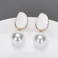 Détail de boucles d'oreilles en émail rose avec grands pendentifs perles blanches sur plateau - 16mm / Blanc