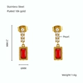 Dettaglio di orecchini vintage con perle e gemma rossa in acciaio placcato oro 18k - Zircone Rosso