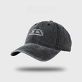 Gros plan détaillé sur la broderie de la lettre D blanche d'une casquette en denim gris - M (56-58cm) / Noir