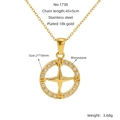 Dettaglio del ciondolo a bussola placcato oro 18k con strass su una collana sottile - Bussola