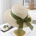 Dettaglio cappello di paglia intrecciato a mano con tulle a pois verde scuro e fiocco - Parte Superiore Piatta Falda Larga (Con Fiocco) / Beige (Con Nastro Verde)
