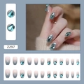 Makro-Detail von blauen Verlaufs-Nägeln zum Aufkleben mit Glitzer und Strass Modell Z297 - Z297 Wassertropfen-Diamant