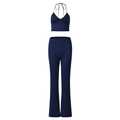 Detail van marineblauwe halter crop top en uitlopende broek van elastische stof - S / Blauw