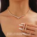 Gros plan d'un mannequin portant un collier en V doré et des boucles d'oreilles assorties - Or (JXTL21039)