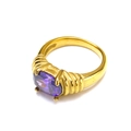 Vue détaillée de la bague en or 18k avec une grande pierre violette ovale et texture rainurée - Or Pierre Violette