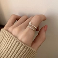 Zweilagiger gewellter Ring aus 925er Sterlingsilber mit Perle am Finger des Modells - Doppelwellen Perlen Stil(JZ0252)