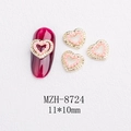Vue macro des bijoux d'ongles cœur perle rose 11x10mm avec bords dorés et petits strass - Style de Coeur en Or Avec Perle Rose Creuse(8724)