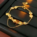 Vergoldetes mehrlagiges Armband mit blauen Emaille-Herzen und Münzanhänger - 24k Sandgold Herz Emaille Armband