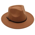 Détail d'un chapeau fedora en laine camel avec boucle en cuir noir et large bord - Taille unique / Kaki