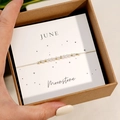 Détail macro du bracelet Pierre de lune de juin avec perles dorées en coffret cadeau - Juin-Pierre De Lune (Coffret)