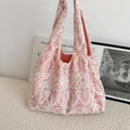 Detalle del bordado de encaje floral y etiqueta Seezkka en el bolso rosa de hombro - Sin Accesorios / Rosa