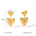 Detalle de los pendientes de doble corazón dorados con perlas blancas y medidas - Estilo de Doble Corazón con Perla Artificial (HC-E10184)