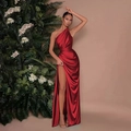 Elegante rode satijnen maxi-jurk met één schouder, hoge zijsplit en een slanke pasvorm - XS / Rood