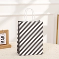 Halloween Geschenktüte mit schwarz-weißen diagonalen Streifen und weißen Griffen auf Spitze - Schwarz-Weiß Diagonale Streifen (339-2)