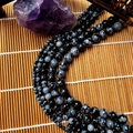 Gros plan sur des perles rondes en obsidienne flocon de neige avec textures tachetées - 8mm (environ 47 pièces)
