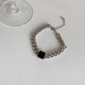 Silbernes klobiges Kettenarmband mit schwarzem quadratischem Anhänger aus Titanstahl - Armband / Silber