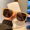 Gafas de sol polarizadas cuadradas vintage con montura champagne y estuche para mujer - Marco Color Té con Leche Lentes Gris Negro