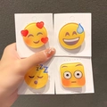 Simpatici fermagli per capelli Emoji con gocce di sudore e cuori su cartoncino bianco - Set di 4 Emoji