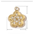 Dettaglio del ciondolo a fiore da 9mm in acciaio inossidabile dorato con zirconi - Fiore Piccolo in Zirconia Chiara Oro