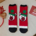 Chaussettes de Noël en polaire corail avec motif ours blanc et bonnet vert en hiver - Ours sur Fond Rouge