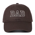 Détail de la broderie DAD blanche sur une casquette de baseball vintage en coton marron - Café DAD