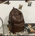 Dettaglio dello zaino in pelle PU marrone con scomparti a cerniera e marchio CLED BAG - Marrone Scuro
