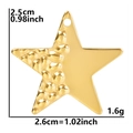 Detalle del colgante de estrella chapado en oro 18k con textura de burbujas y acabado espejo - Dorado