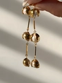 Makroaufnahme langer Vintage 18k vergoldeter Tropfenohrringe mit Perlen und Schalen-Fassung - Weiß