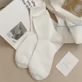Minimalistische weiße Baumwoll-Mittelstrümpfe mit Rippbündchen in weichem Layout - Einheitsgröße / Weiß