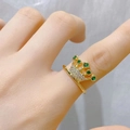 Luxuriöser vergoldeter Kronenring mit grünen Edelsteinen und Diamanten an einer Hand - Grüner Stein Krone Stil (A)