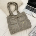 Borsa tote in peluche grigio con tasche colorate e ampi spallacci in stile cozy - Grigio
